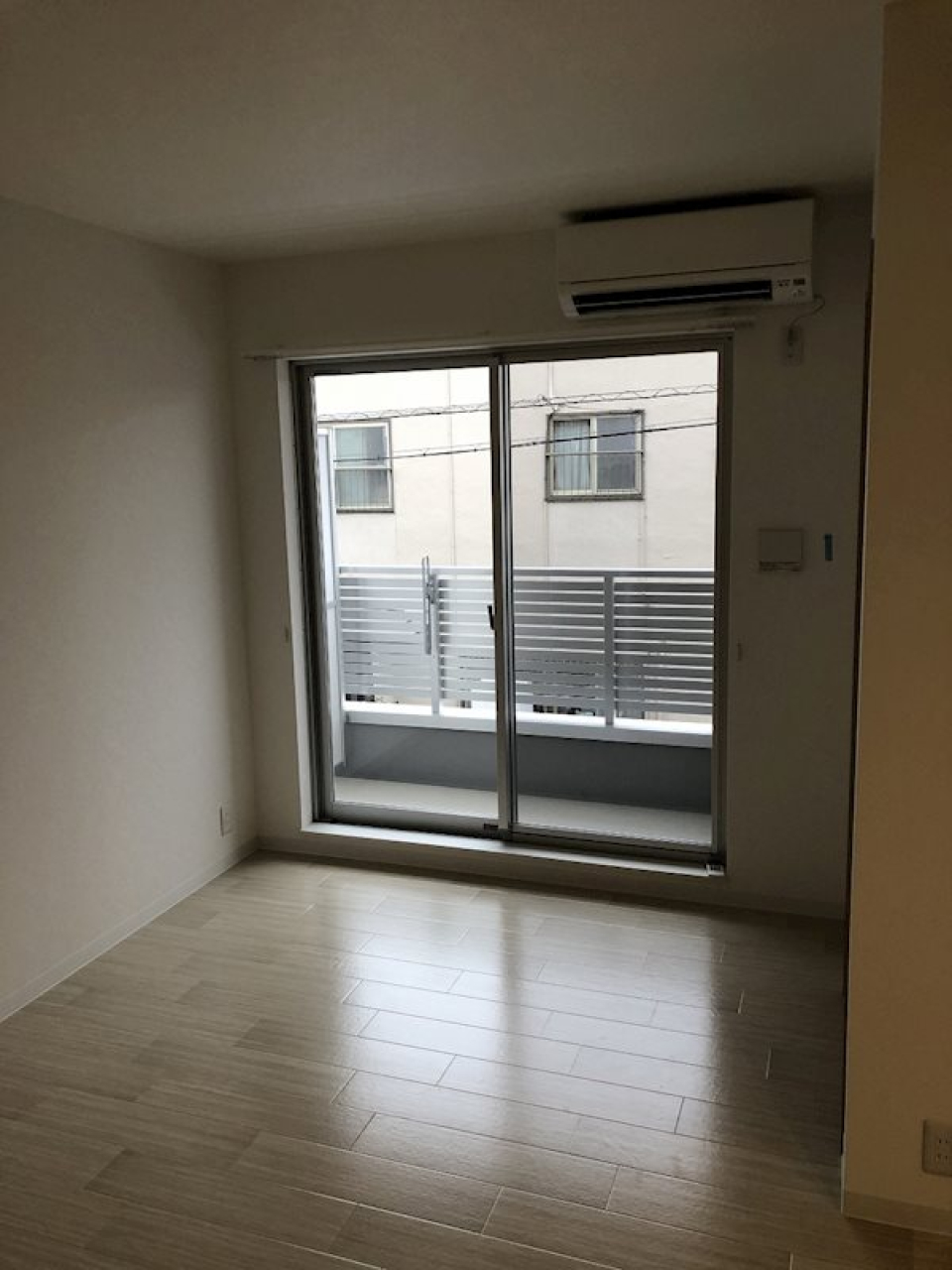 南向きの窓からは日光を取り入れられます。