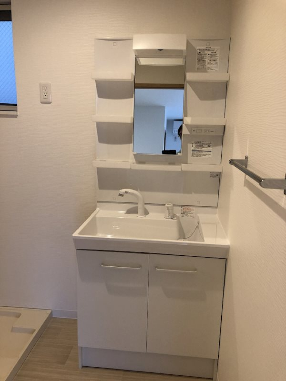 棚がついている洗面台。お化粧品などをたくさん置きたい人におすすめです！