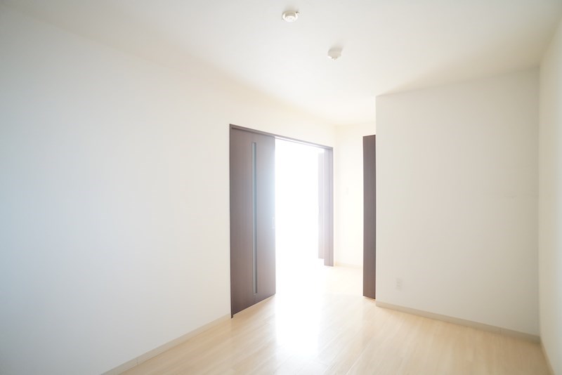 真っ白な部屋に光が差し込んでいてちょっと幻想的。