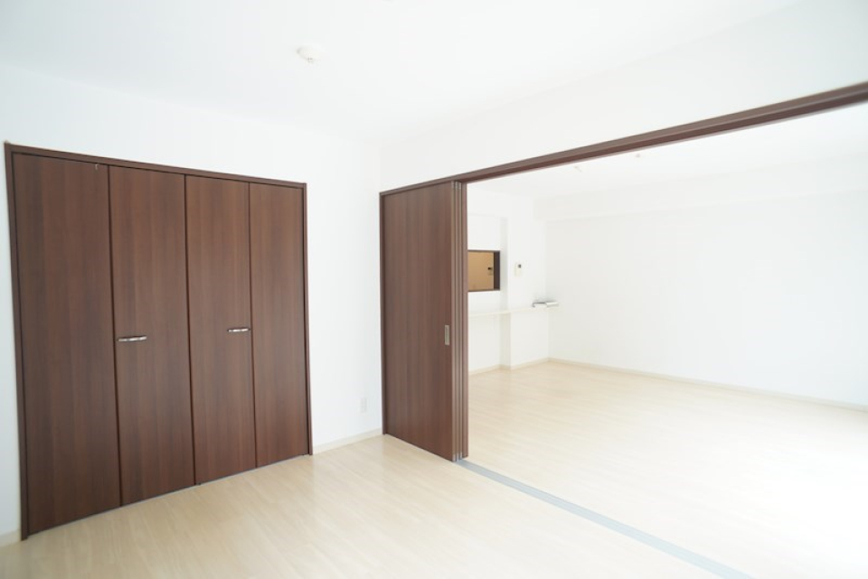 クローゼット付きの洋室。仕切りがあるのでLDKと分けてプライベート空間として使うことも、つなげて広い空間として使うこともできます！