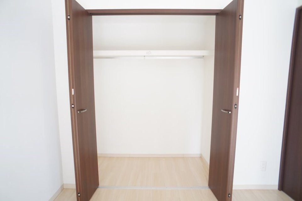 奥行きのあるクローゼット。ウォークインクローゼットとの使い分けが重要かもしれませんね！