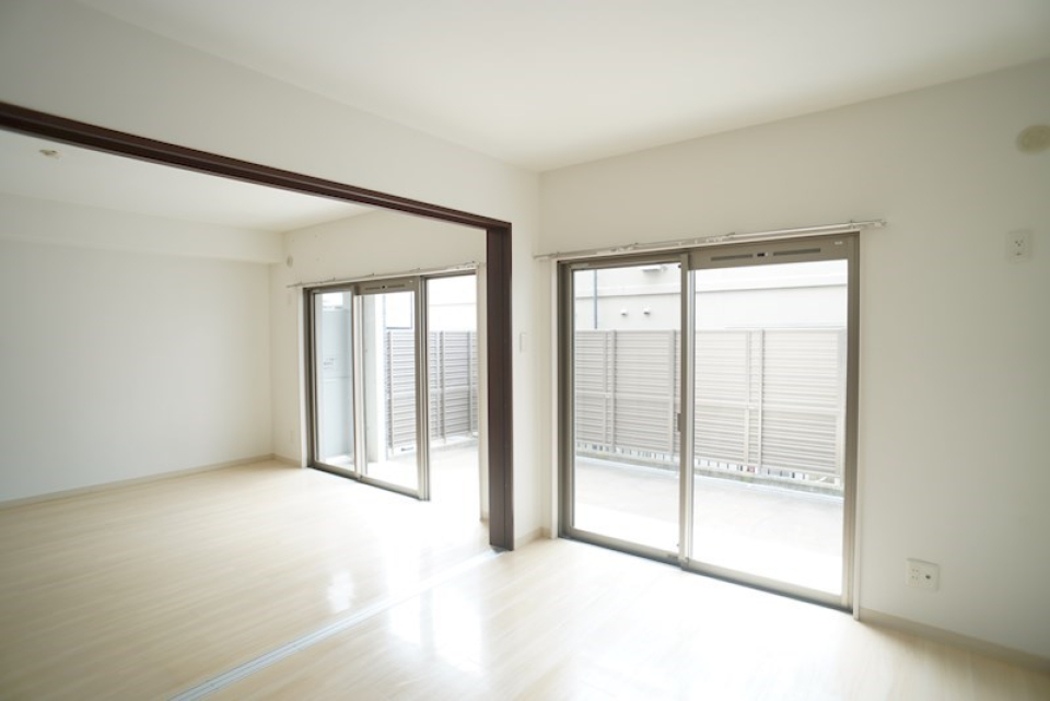 窓からは広ーいテラスへ出られます！イスなどを並べてのんびりするのも良さそうです！