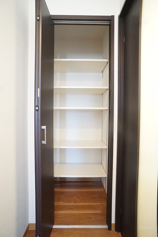 キッチンの横にはちょっとした収納