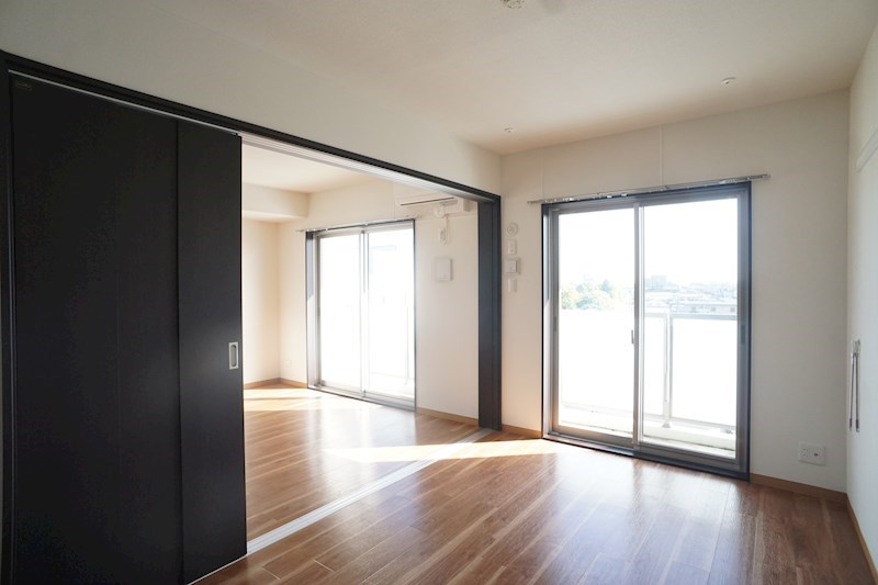 引き戸を開ければリビング・寝室①繋がります