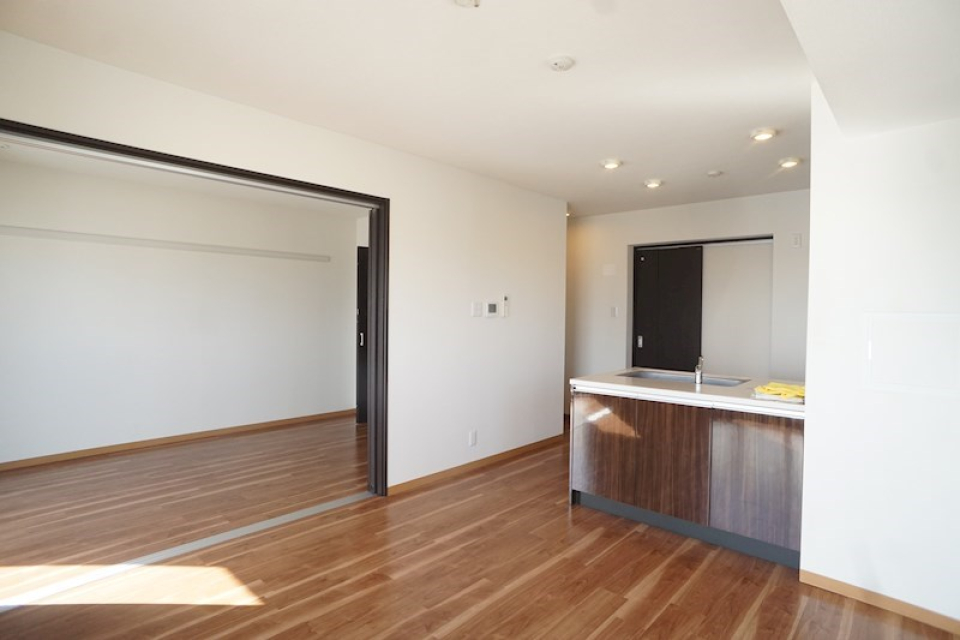 ダークブラウンの落ち着いた雰囲気