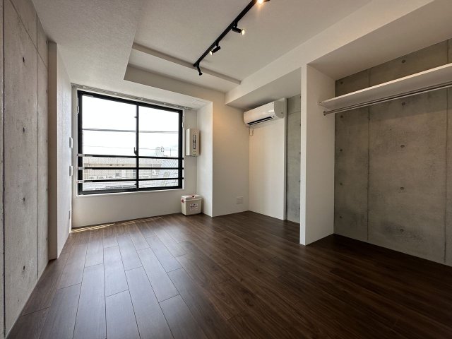 7.7帖の居室です。コンクリート打ちっぱなしとライトがまるでカフェのようなデザインです。