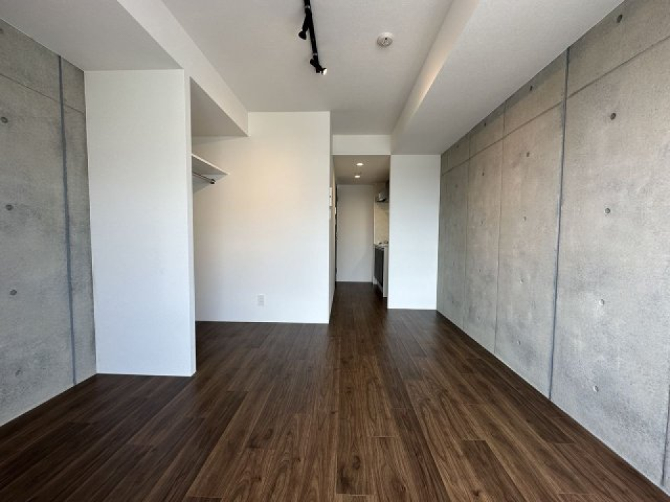 スタイリッシュでシンプルなお部屋なので観葉植物や絵画などのインテリアが映えそうです。