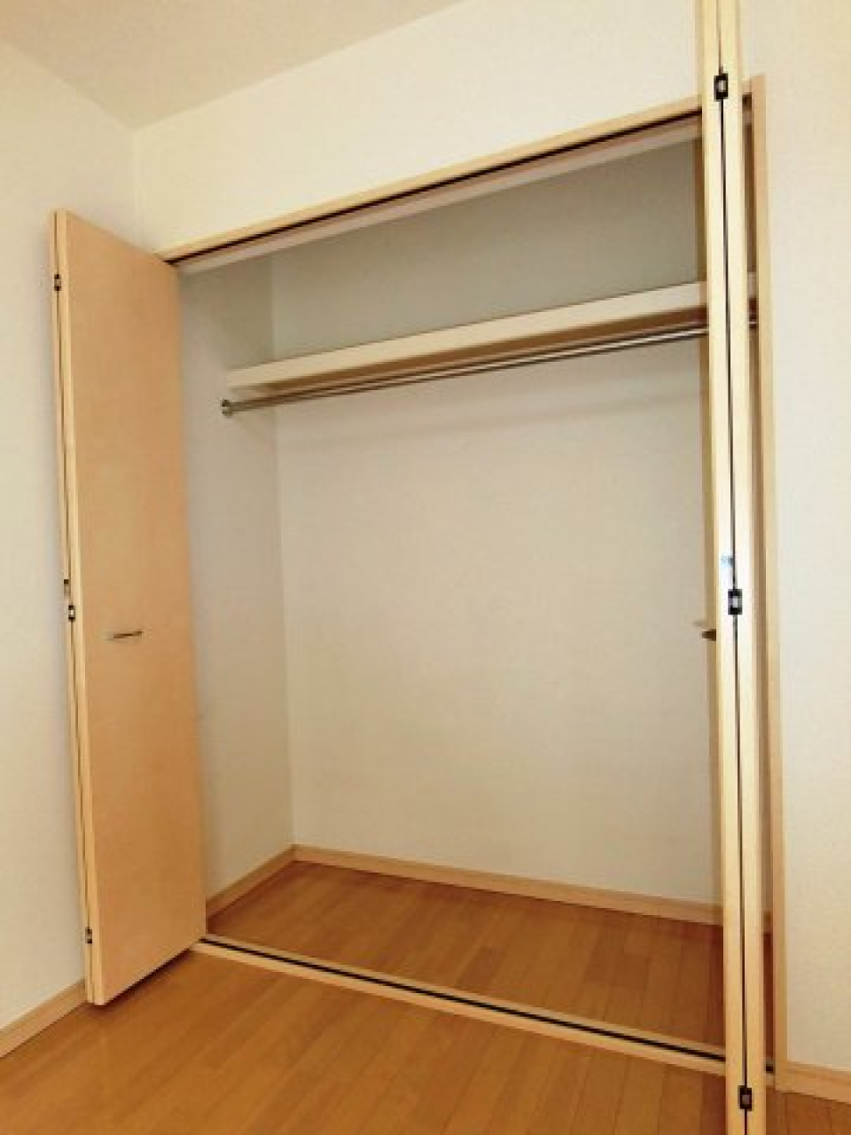 クローゼットの中の様子です。
※同物件内参考画像