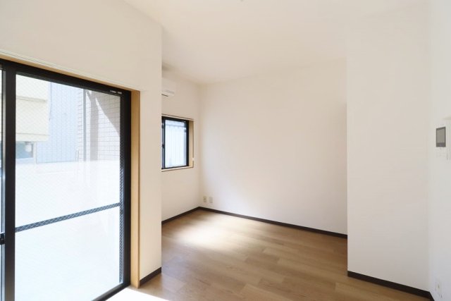 バルコニーを囲うような構造になっています。