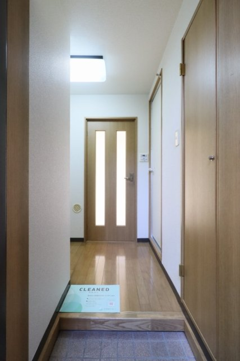 玄関からの様子です。