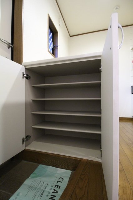 玄関には靴入が付いています。