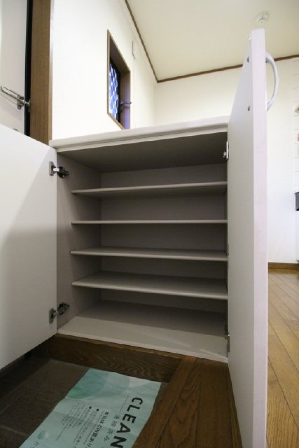 玄関には靴入が付いています。