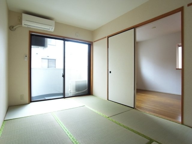 リビングの隣には約６帖の和室があります。