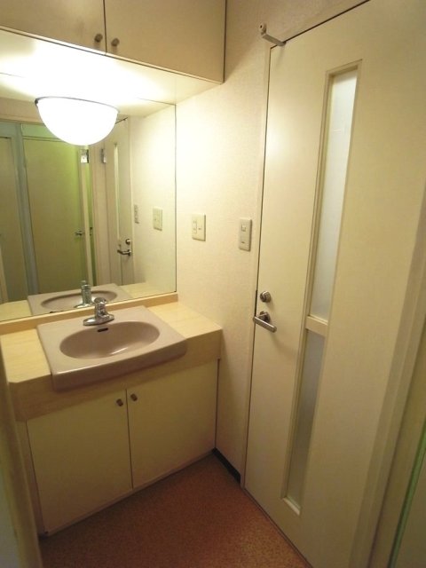 棚があるので日用品をストックすることができます。