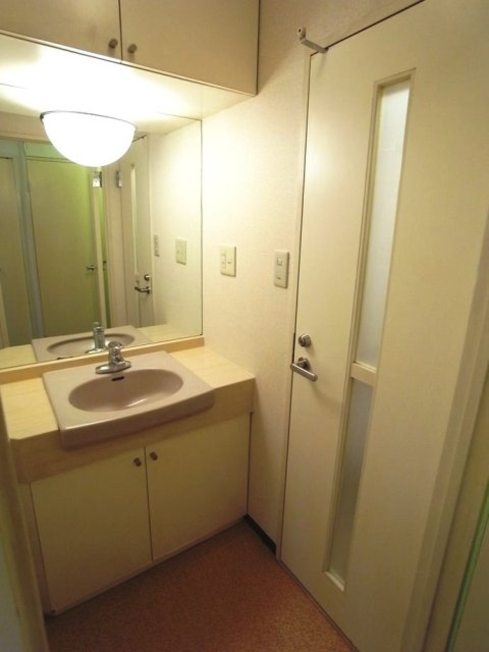 棚があるので日用品をストックすることができます。