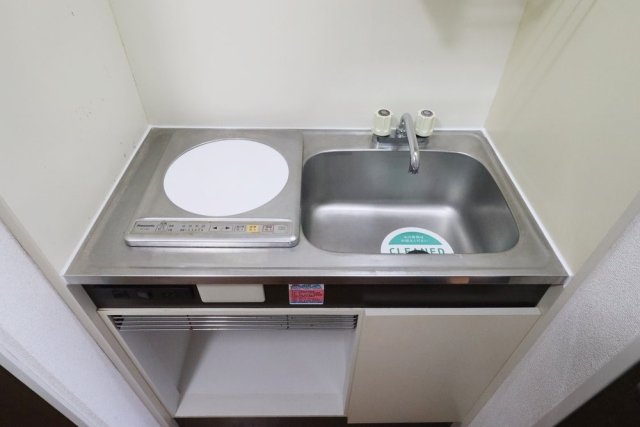 キッチンです。IHコンロが設置されています。