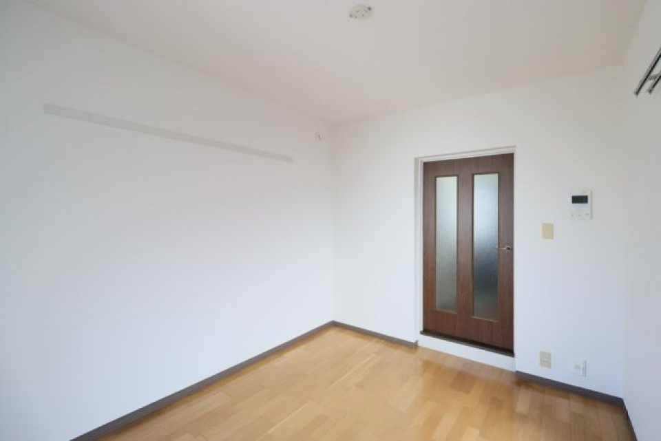 壁が白いため明るい雰囲気です。