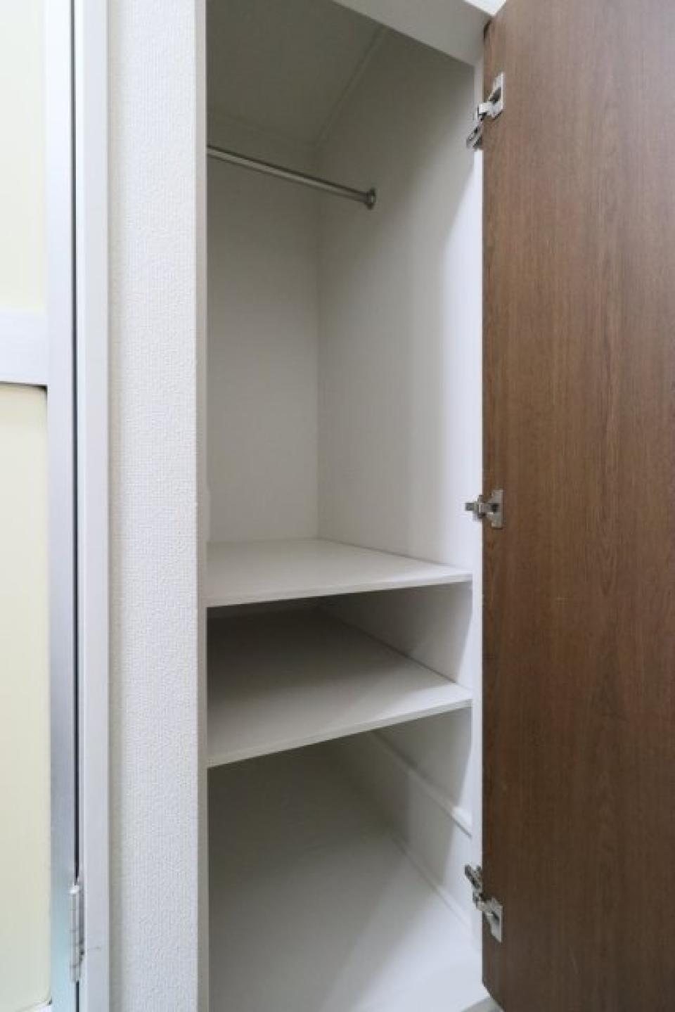 玄関にクローゼットが付いています。