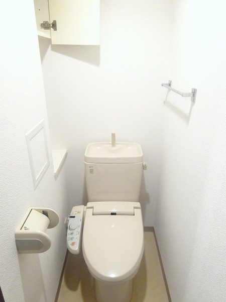 トイレです。頭上に収納棚が付いています。