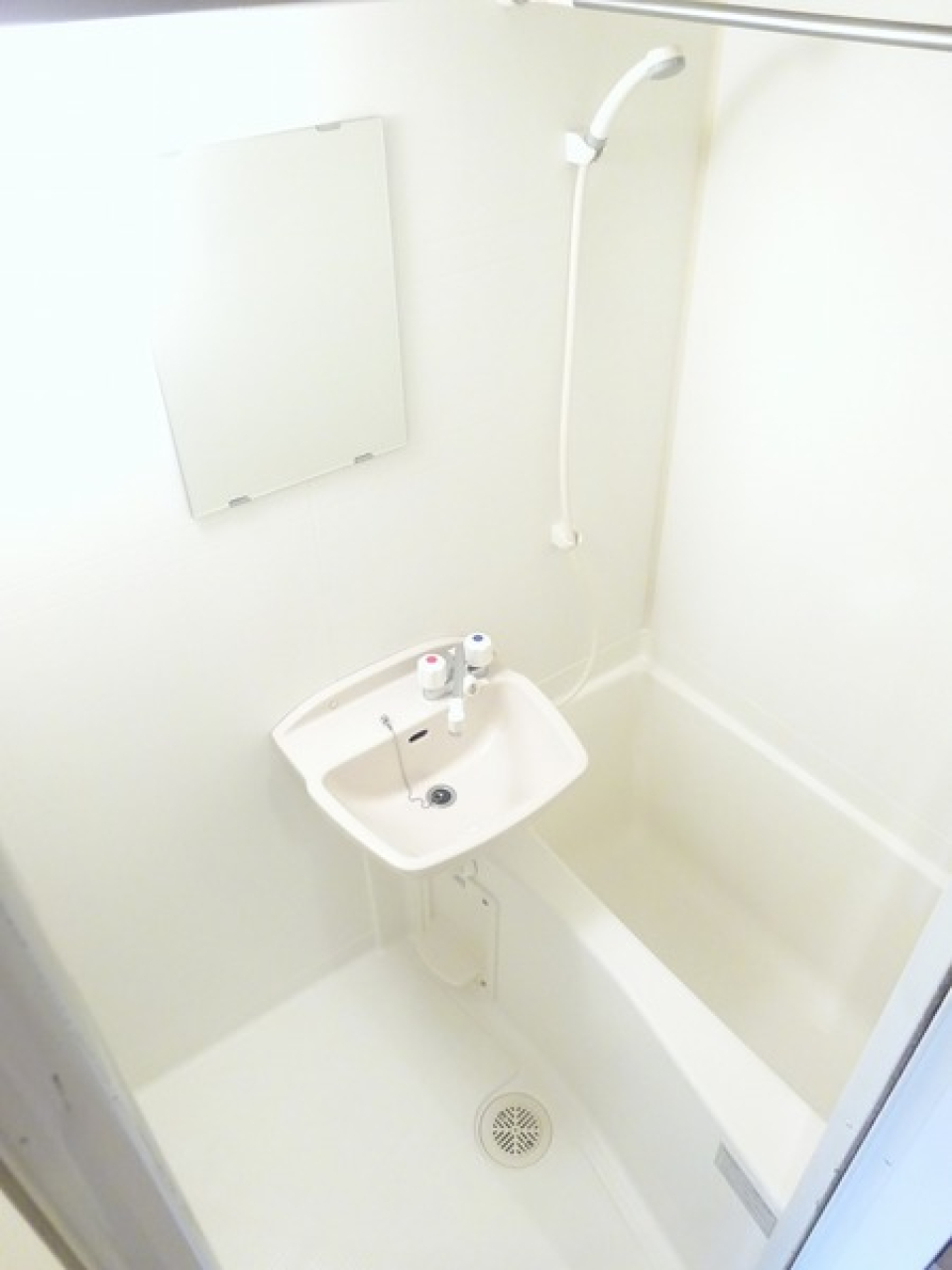 お掃除が楽な2点ユニットバスです。