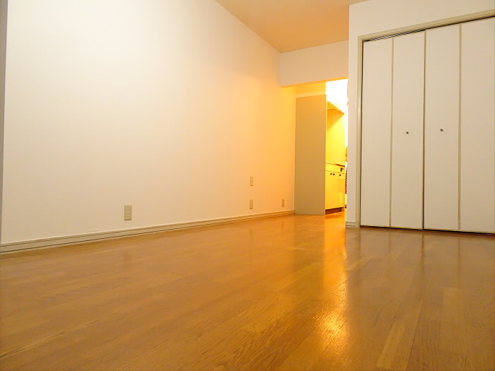 ８．５帖のナチュラルな内装の洋室です。