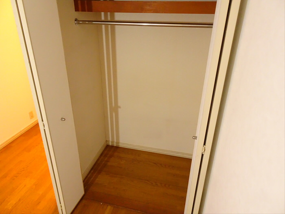 長い丈の衣服も片付けられるクローゼットです。