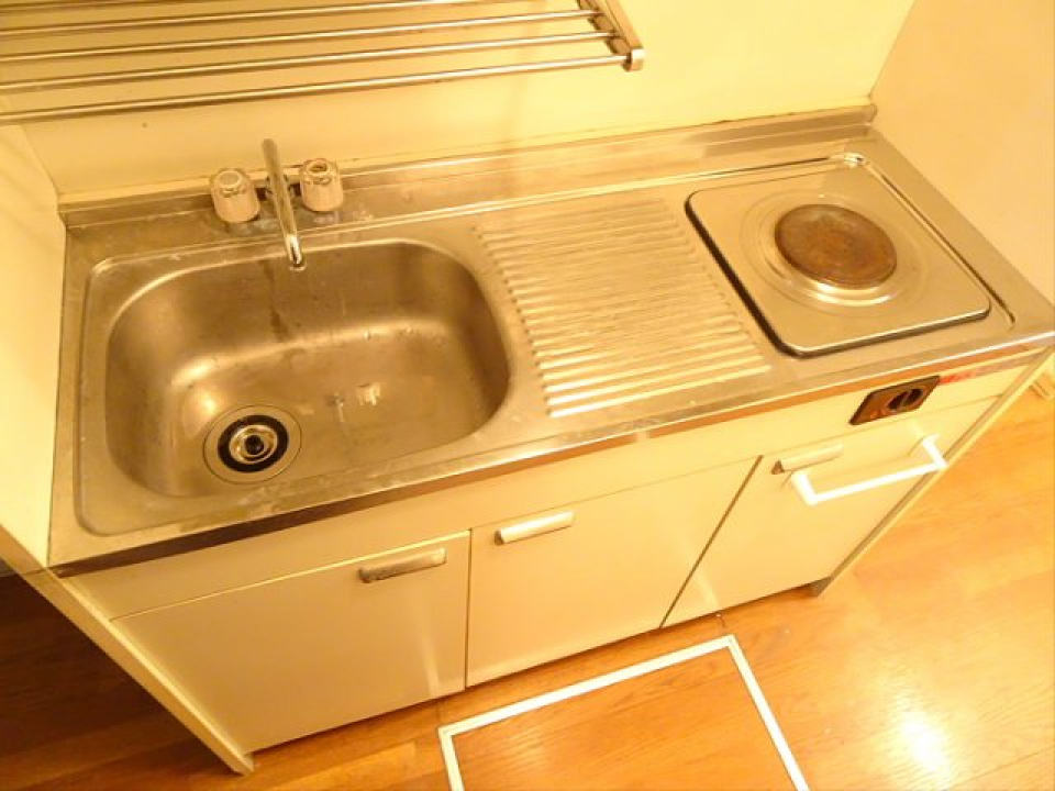 １口のコンロが設置されています。まな板を置いて作業ができるスペースはありますね。