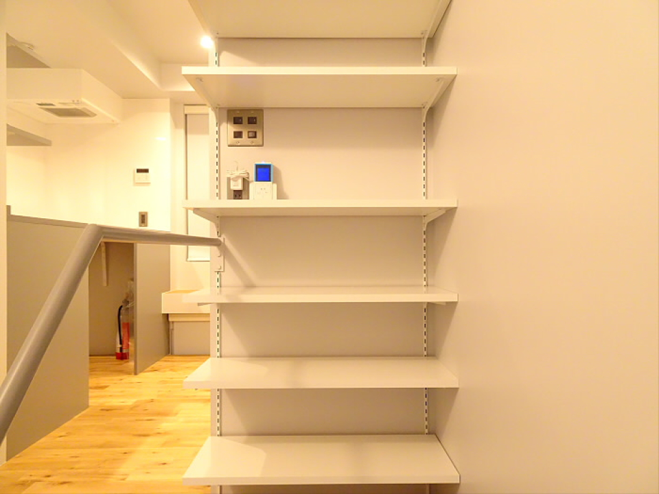 収納棚が付いています。TVインターホン付きで安心です。