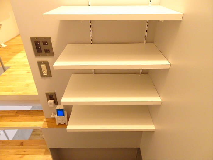 玄関の収納スペースです。可動式なので靴や装飾の高さに合わせることができます。