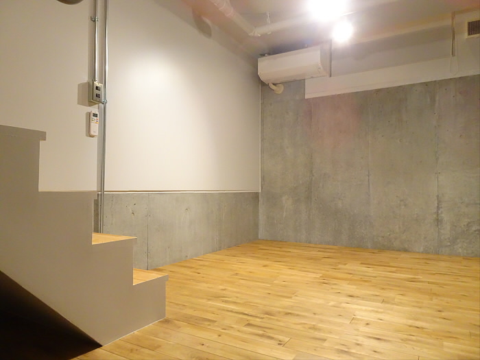 流行りの無機質スタイル&times;ライトブラウンでクール過ぎないオトナ空間に。