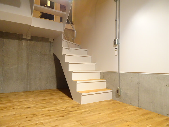 6.2帖の生活スペースは地下1階。メゾネットタイプで特別感ある1Kです。