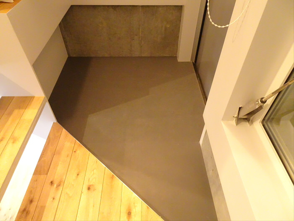 玄関は斜めに切り込んだ粋なデザイン。オシャレな靴を買って、並べておきたくなりますね。