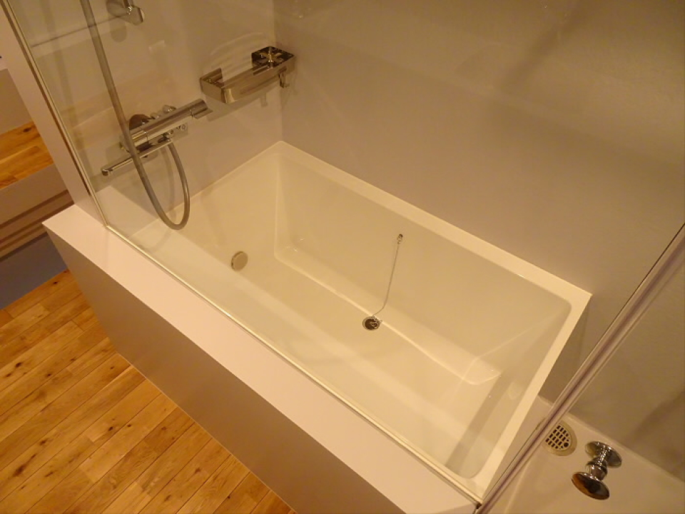 浴室はなんとガラス張り。運動後の汗を流してる姿は、まるでドラマのワンシーンのよう。