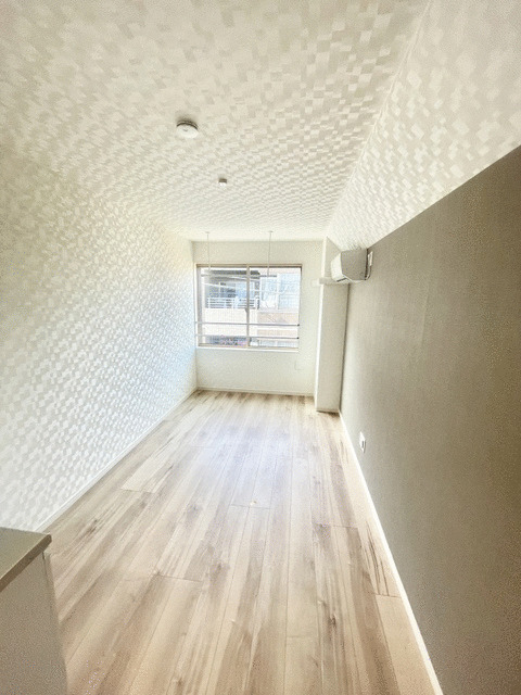 パッと広がる白の斑模様が、お部屋を明るくします。