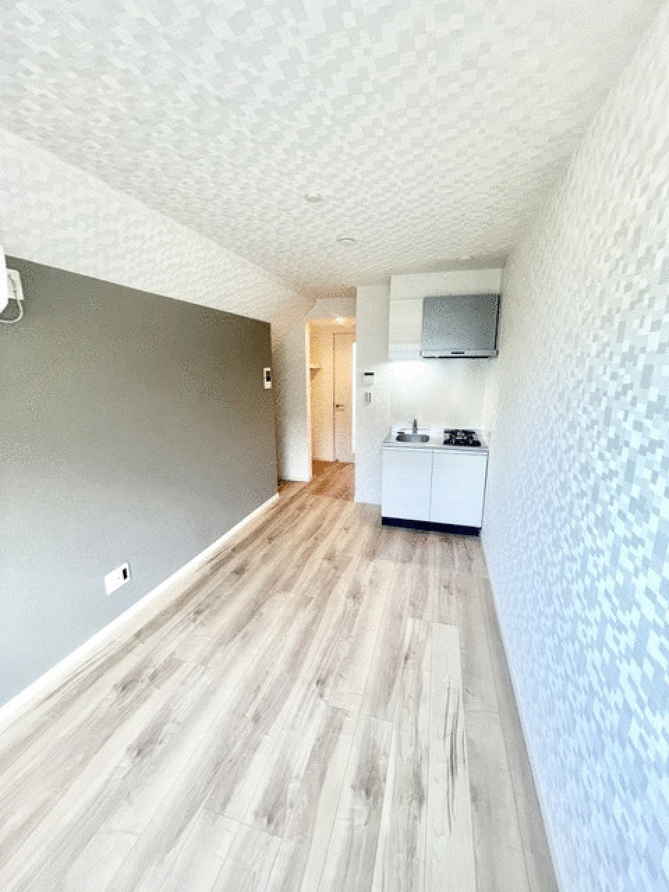 グレーの壁紙によりしつこくならず調和されています。