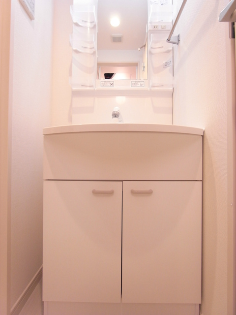 白で清潔感のある洗面台。