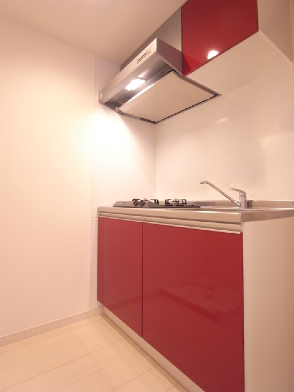真っ赤なキッチンが気分を上げてくれる！
