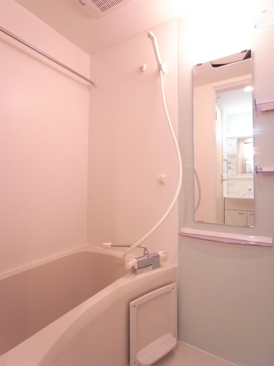 浴槽とシャワーは別々に使えるので、ゆったりと浴槽に浸かることができますね。