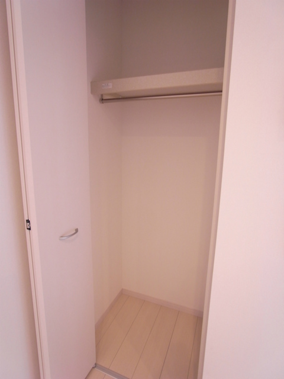 長い丈の衣服もかけられるクローゼットです。