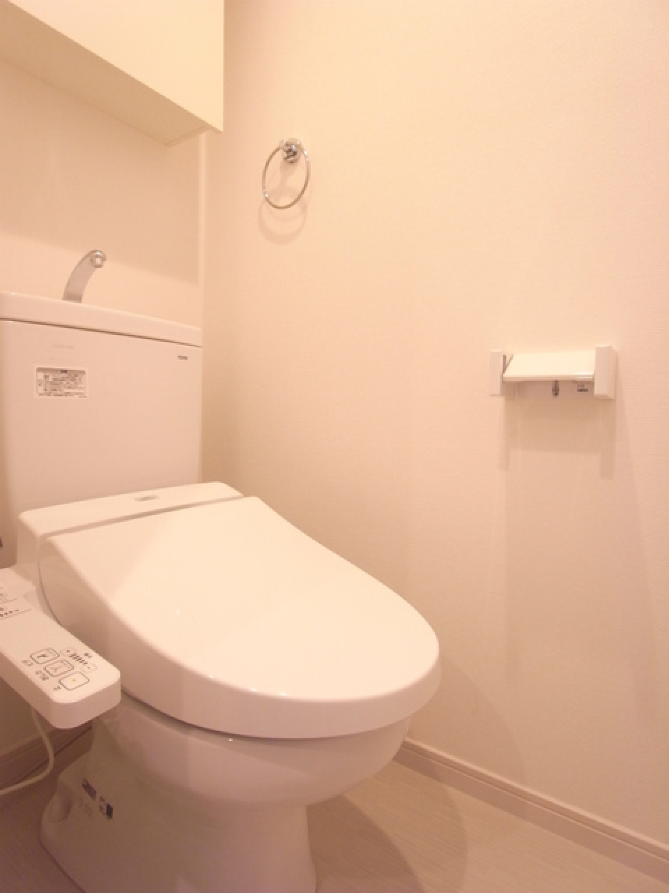 トイレ上の収納に日用品をストックできそうです。