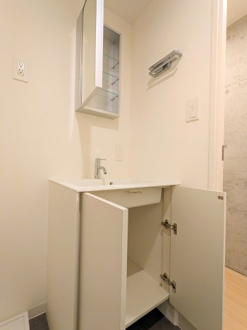 鏡の裏も、しっかり収納出来ます。