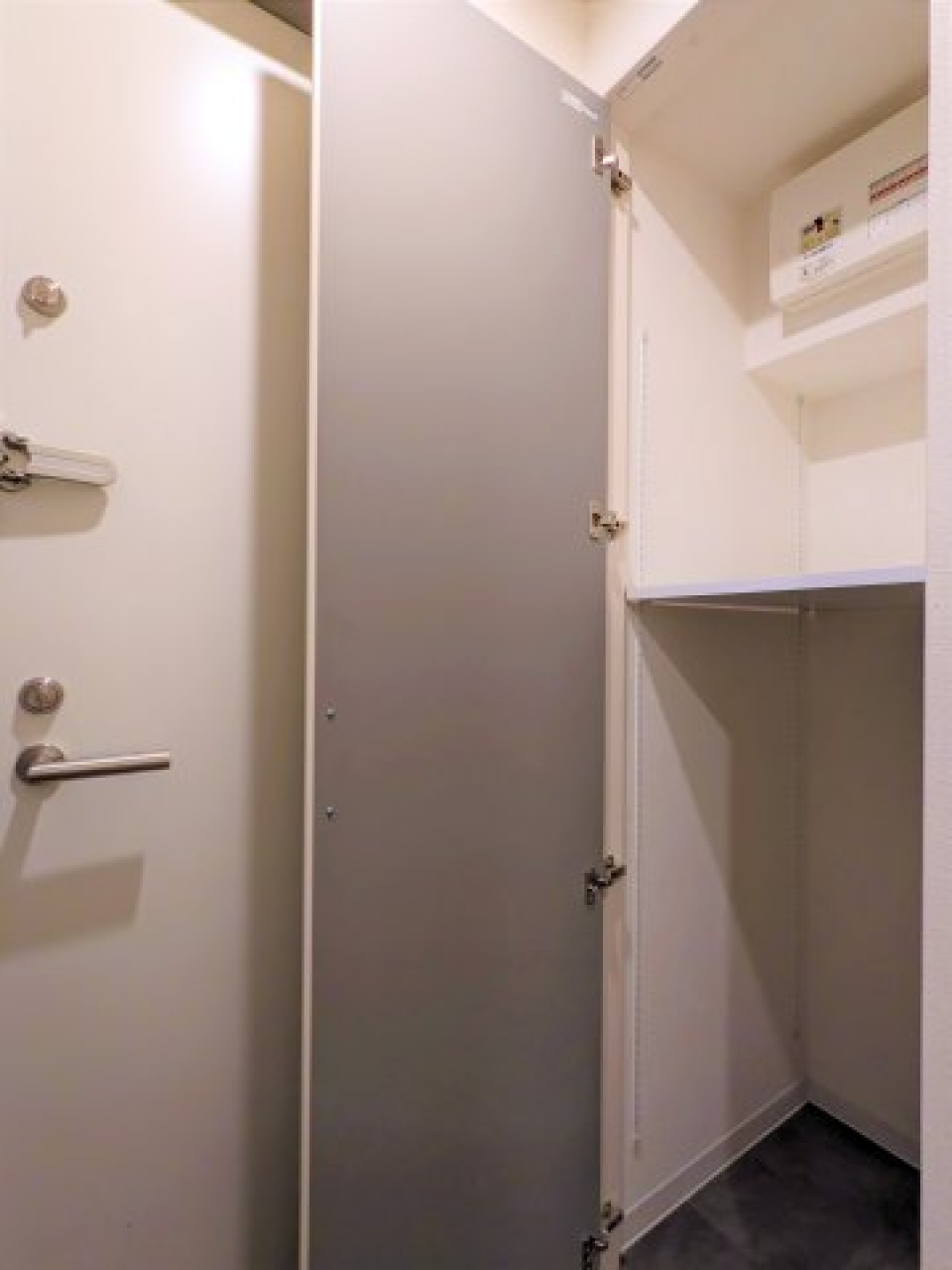 シューズクローゼット。靴以外にも入りそうな奥行きのあるクローゼットです。