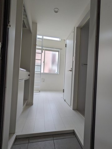 玄関からの様子です。