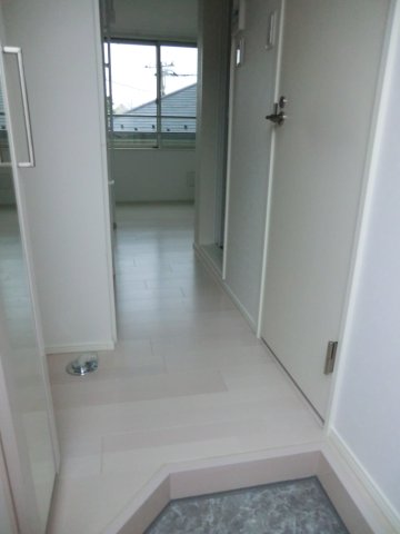 玄関から真っ白な空間が広がる。