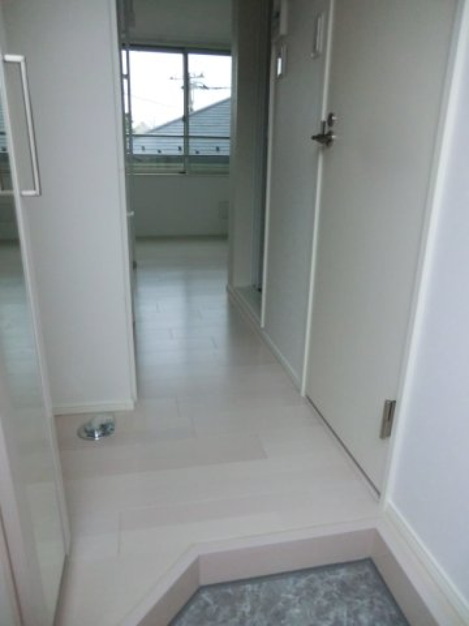 玄関から真っ白な空間が広がる。
