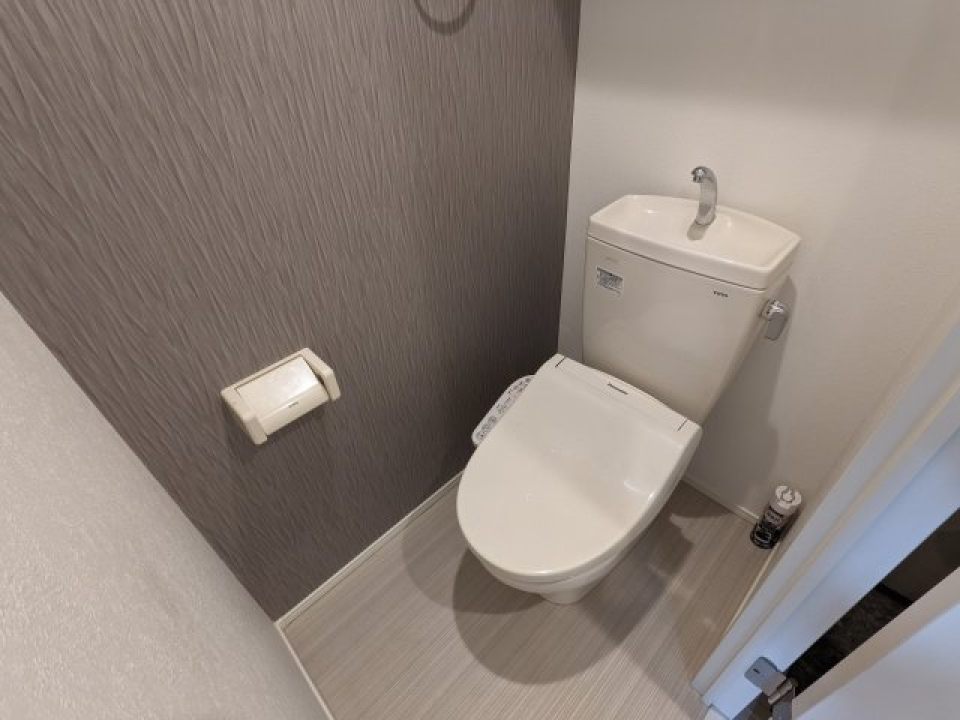 トイレも独立しているの嬉しいですね。もちろんシャワートイレです。