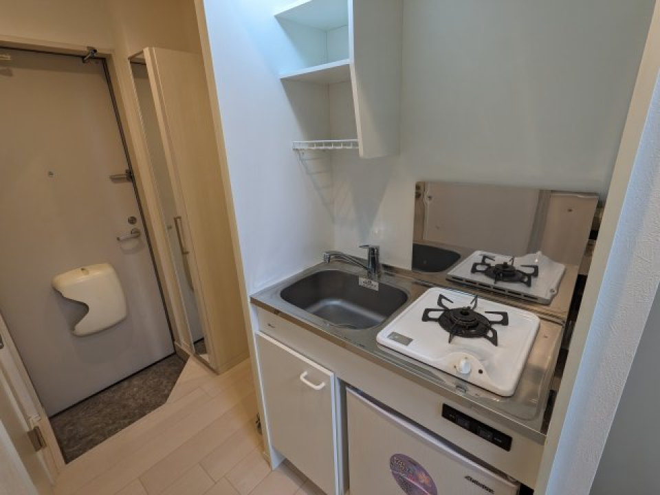 ちょっとした棚があるから、調味料とか置くのにちょうどいいかも