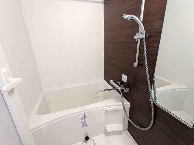 バスルームは、浴室乾燥機付きです。