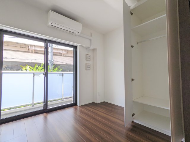 白い壁に木目調の床と、比較的インテリアしやすい内装となっています。