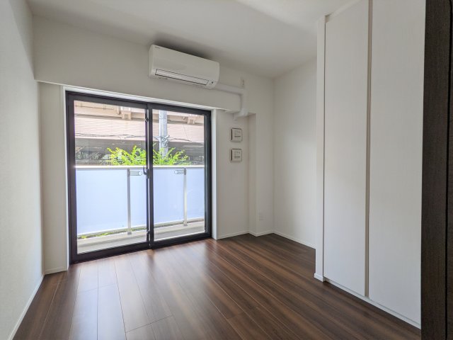 1DKで、寝室とダイニング空間を扉で仕切れる築浅のお部屋です。